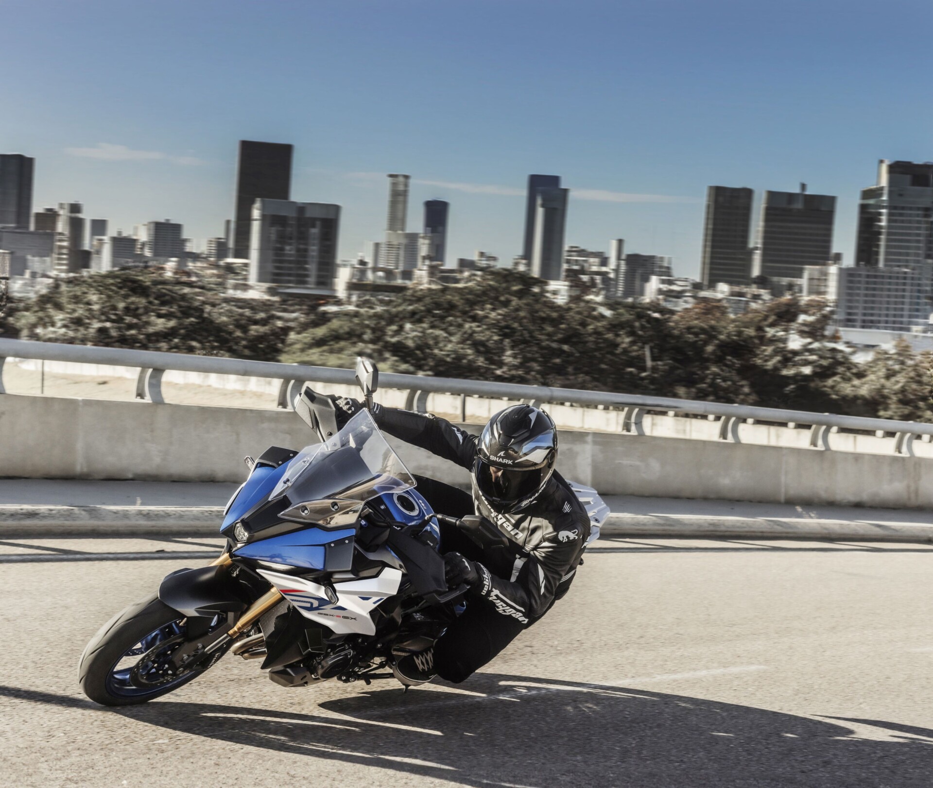 GSX S1000GX M6 Action 04