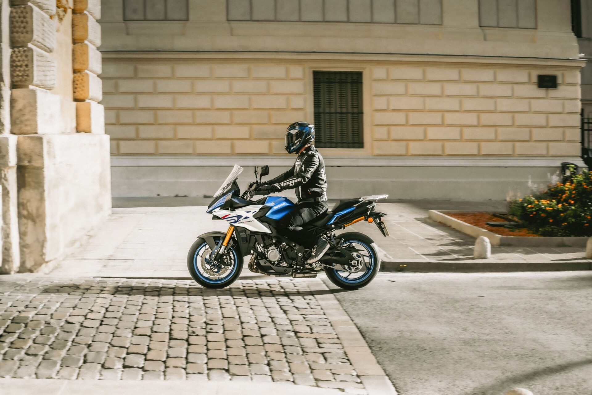 GSX S1000GX M6 Action 05